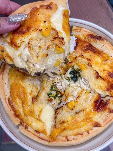 Pizza chảo sâu gà sốt kem phomai