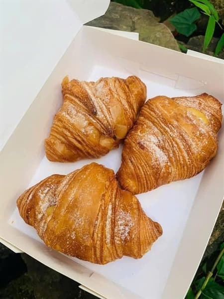 Bánh sừng bò Lava trứng muối 3