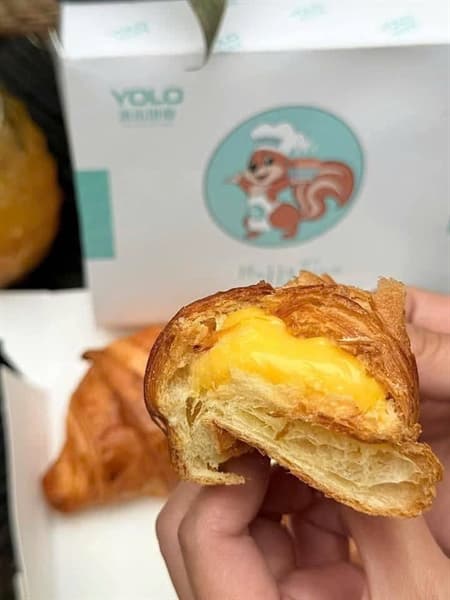 Bánh sừng bò Lava trứng muối 2