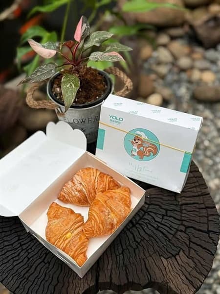 Bánh sừng bò Lava trứng muối 4