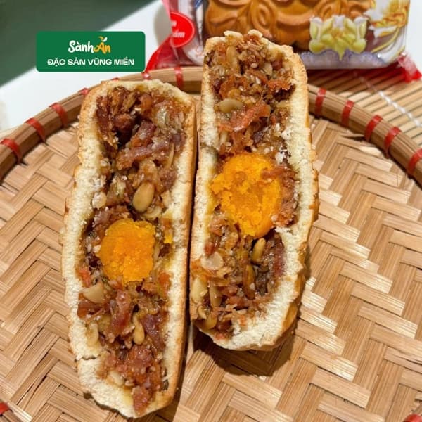 Bánh trung thu Quang Hưng nhân thập cẩm trứng 200g 2
