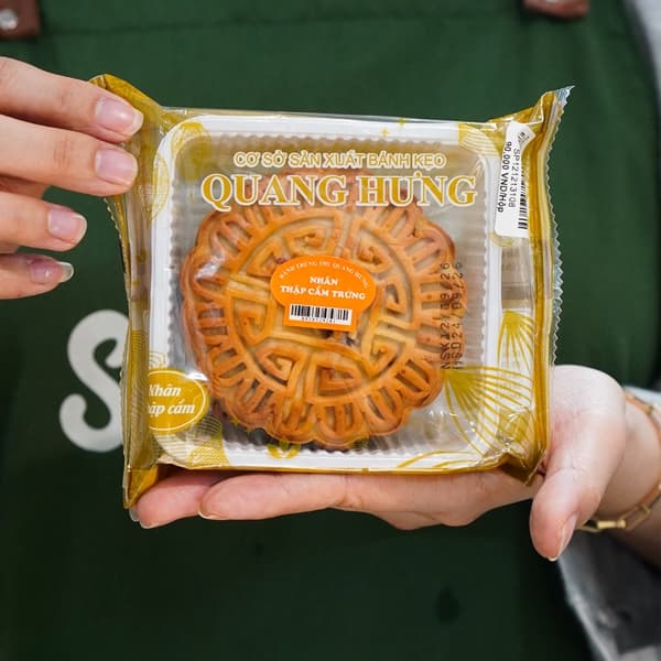 Bánh trung thu Quang Hưng nhân thập cẩm trứng 200g 3